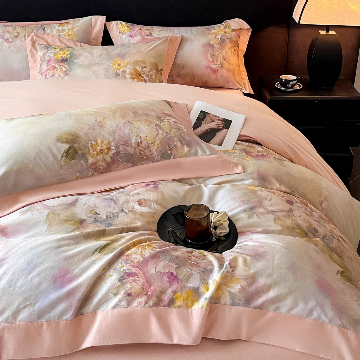 91家纺网 家纺一手货源 找家纺 博纳家纺 2025新款正宗3221纯棉磨毛印花宽边四件套系列-流光系列 粉色花语