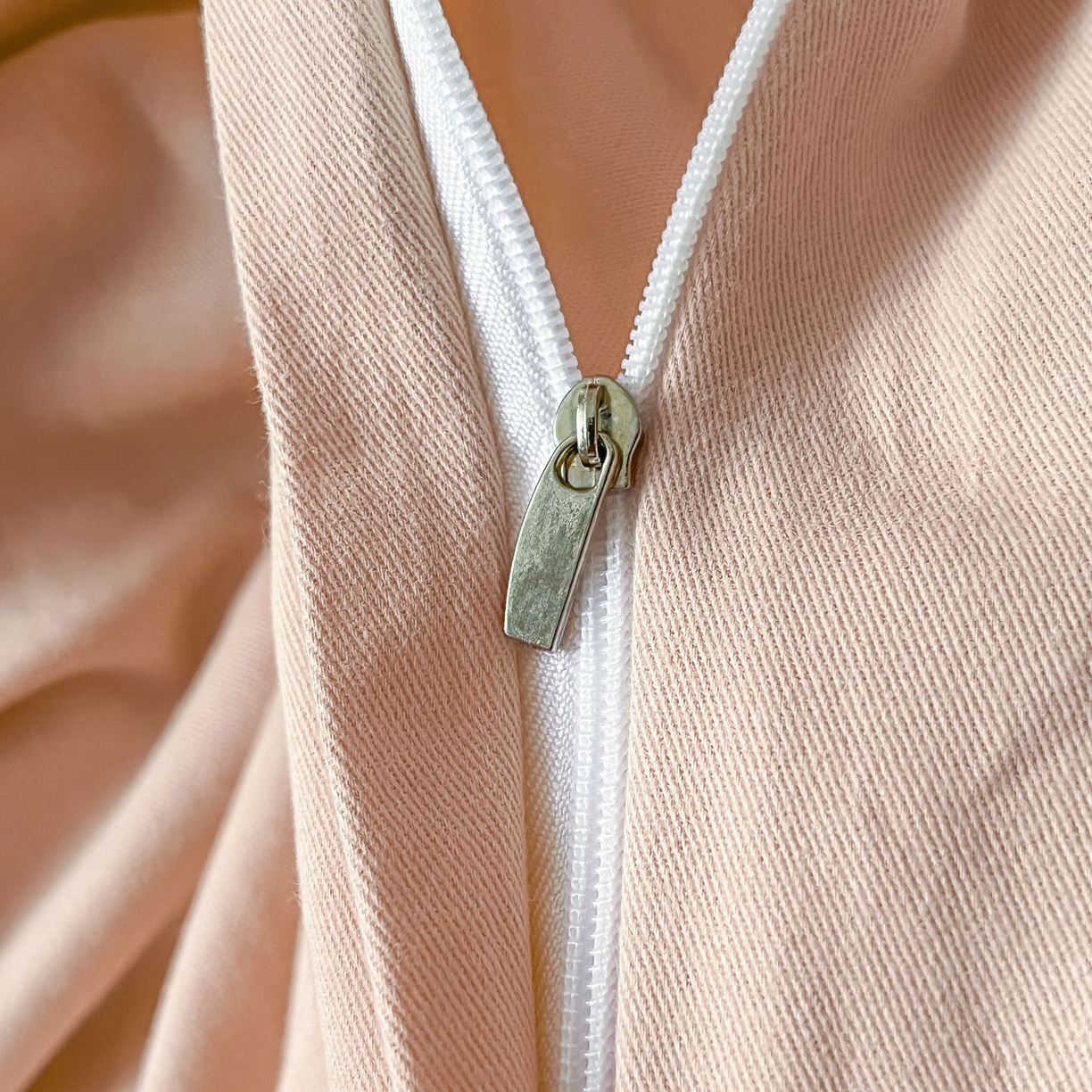 91家纺网 家纺一手货源 找家纺 博纳家纺 2025新款正宗3221纯棉磨毛印花宽边四件套系列-流光系列 粉色花语