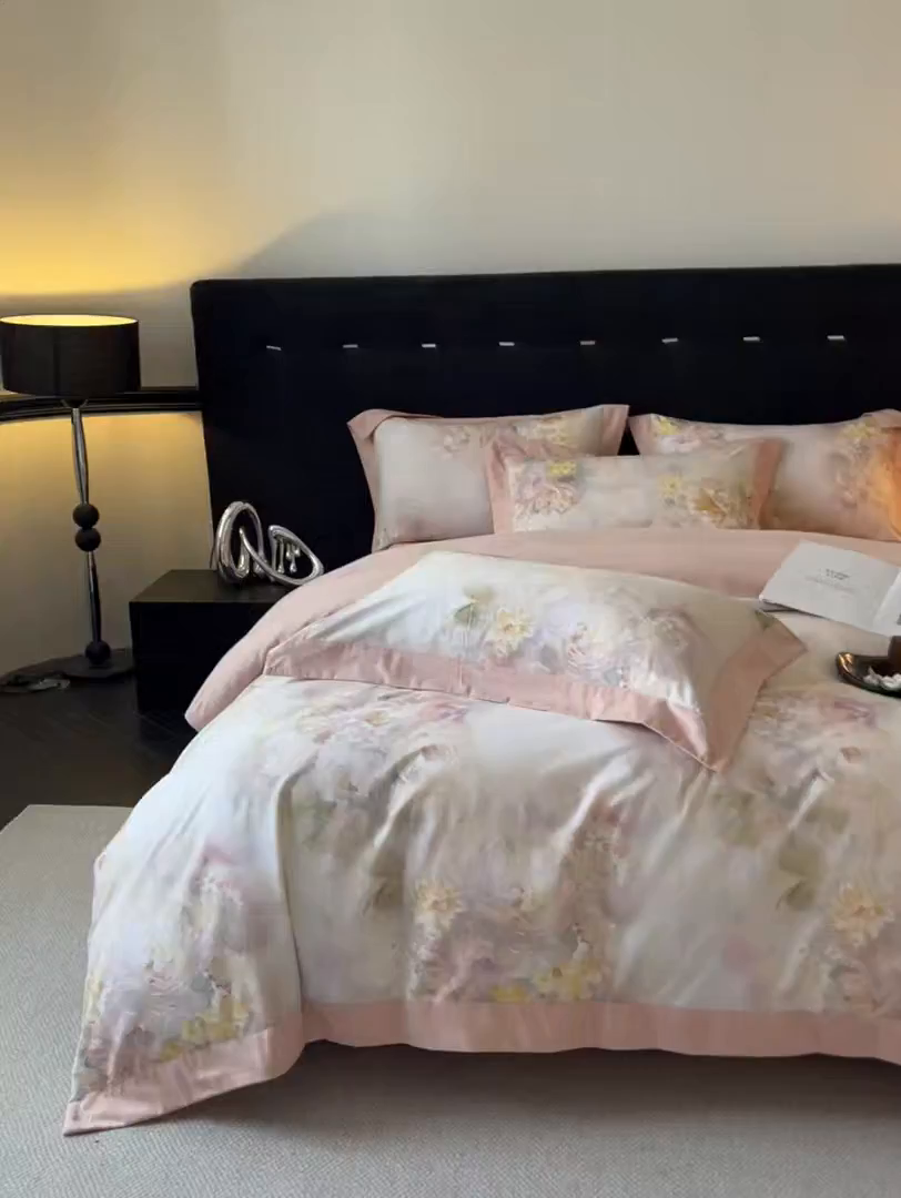 91家纺网 家纺一手货源 找家纺 博纳家纺 2025新款正宗3221纯棉磨毛印花宽边四件套系列-流光系列 粉色花语
