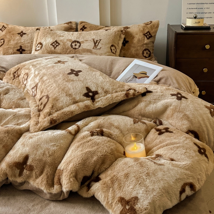 91家纺网 家纺一手货源 找家纺 梦纤绒 2025新款亲肤舒适兔毛印花牛奶绒保暖四件套一美拉德系 咖啡小花