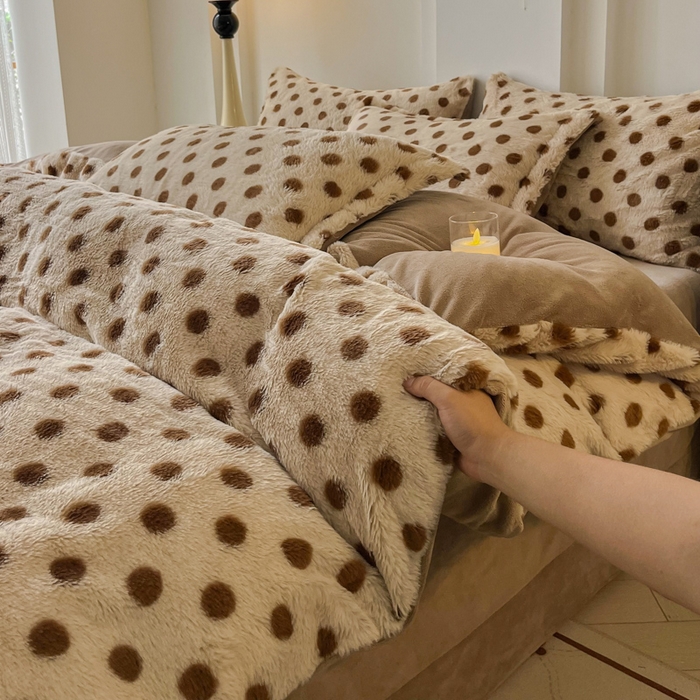 91家纺网 家纺一手货源 找家纺 梦纤绒 2025新款亲肤舒适兔毛印花牛奶绒保暖四件套一美拉德系 圆点棕