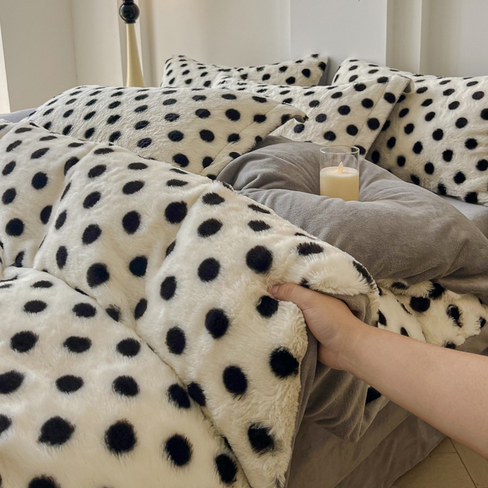 91家纺网 家纺一手货源 找家纺 梦纤绒 2025新款亲肤舒适兔毛印花牛奶绒保暖四件套一美拉德系 圆点黑