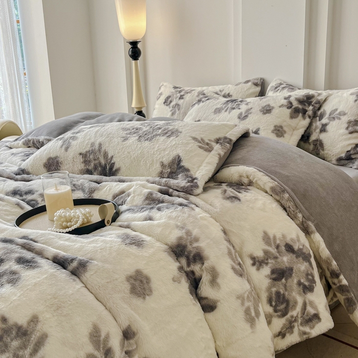 91家纺网 家纺一手货源 找家纺 梦纤绒 2025新款亲肤舒适兔毛印花牛奶绒保暖四件套一美拉德系 灰色树叶