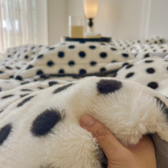 91家纺网 家纺一手货源 找家纺 梦纤绒 2025新款亲肤舒适兔毛印花牛奶绒保暖四件套一美拉德系 圆点黑