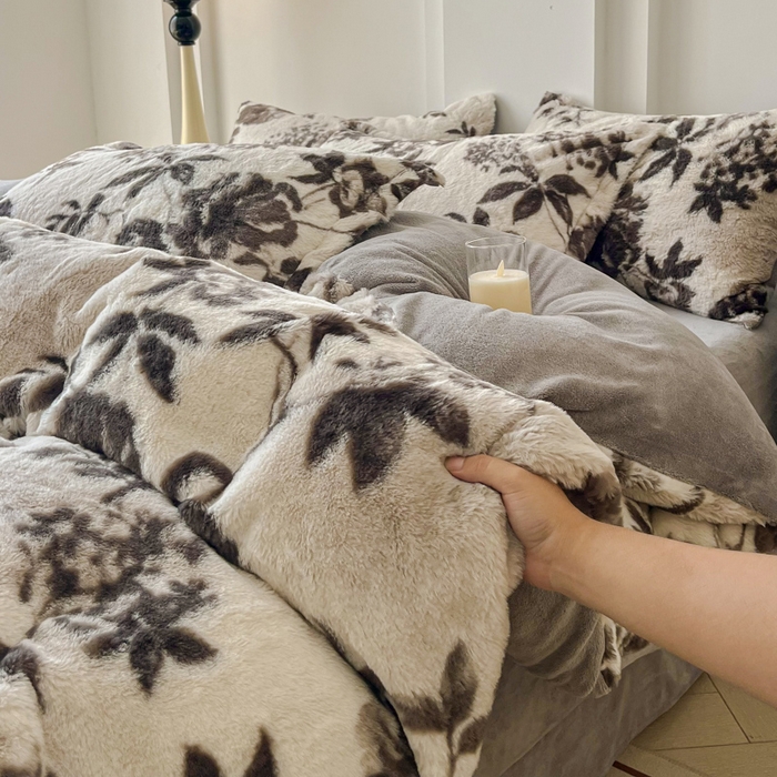 91家纺网 家纺一手货源 找家纺 梦纤绒 2025新款亲肤舒适兔毛印花牛奶绒保暖四件套一美拉德系 灰色树枝