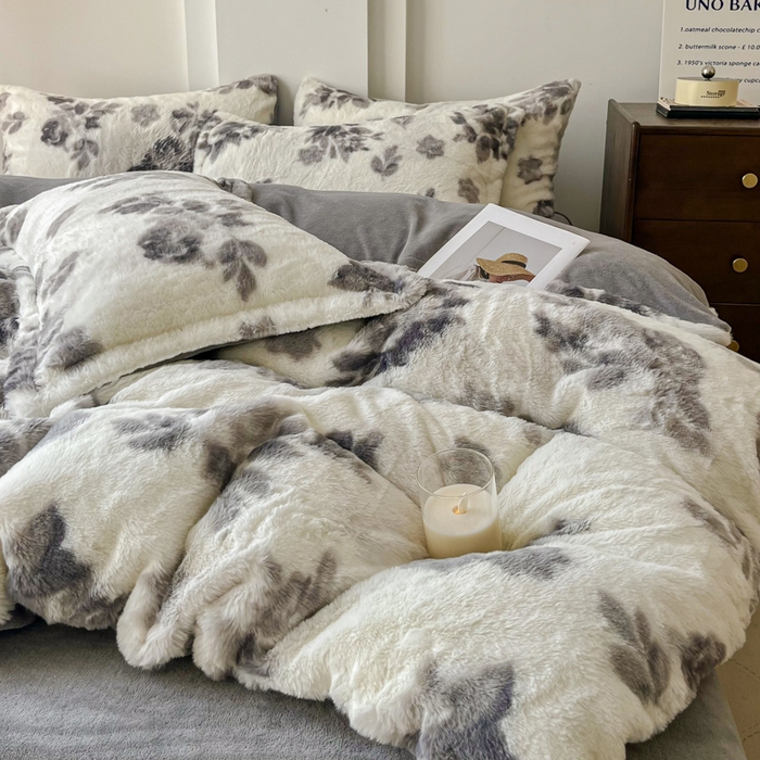 91家纺网 家纺一手货源 找家纺 梦纤绒 2025新款亲肤舒适兔毛印花牛奶绒保暖四件套一美拉德系 灰色树叶