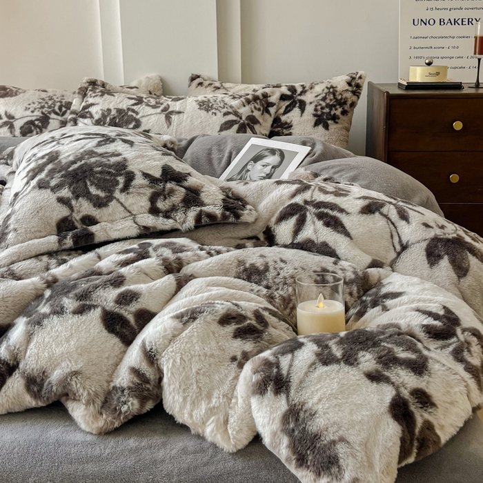 91家纺网 家纺一手货源 找家纺 梦纤绒 2025新款亲肤舒适兔毛印花牛奶绒保暖四件套一美拉德系 灰色树枝