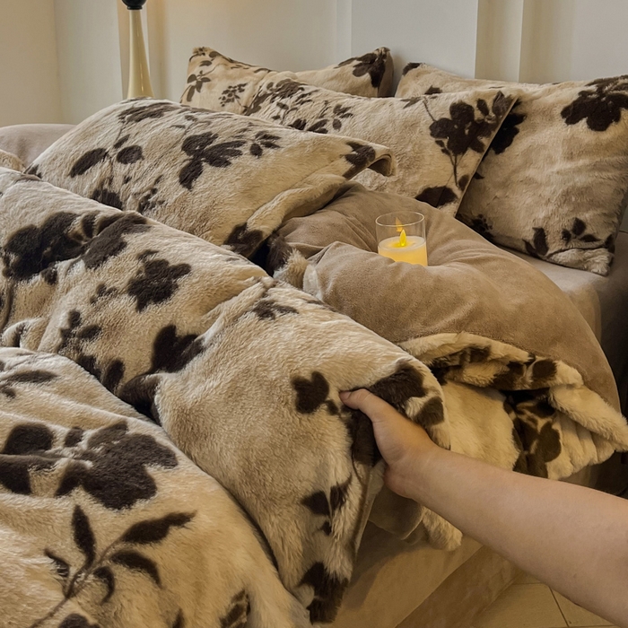 91家纺网 家纺一手货源 找家纺 梦纤绒 2025新款亲肤舒适兔毛印花牛奶绒保暖四件套一美拉德系 咖啡大花朵