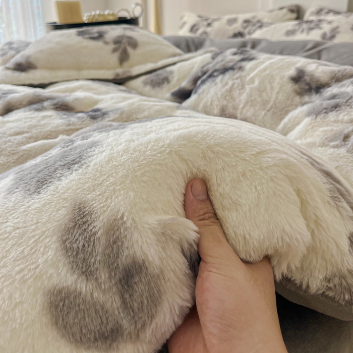 91家纺网 家纺一手货源 找家纺 梦纤绒 2025新款亲肤舒适兔毛印花牛奶绒保暖四件套一美拉德系 灰色树叶