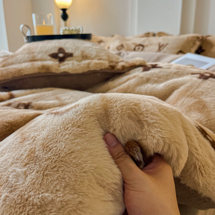 91家纺网 家纺一手货源 找家纺 梦纤绒 2025新款亲肤舒适兔毛印花牛奶绒保暖四件套一美拉德系 咖啡小花