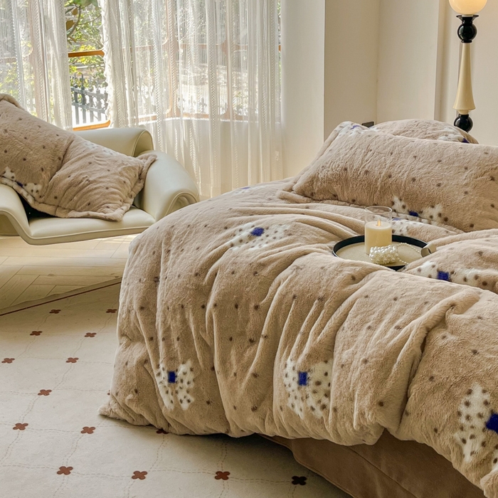 91家纺网 家纺一手货源 找家纺 梦纤绒 2025新款亲肤舒适兔毛印花牛奶绒保暖四件套一美拉德系 驼色底蝴蝶结