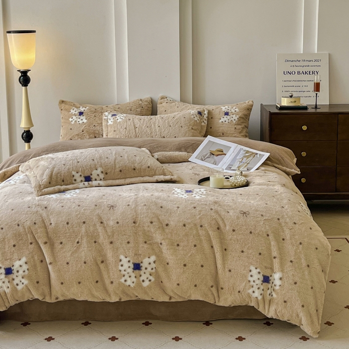 91家纺网 家纺一手货源 找家纺 梦纤绒 2025新款亲肤舒适兔毛印花牛奶绒保暖四件套一美拉德系 驼色底蝴蝶结