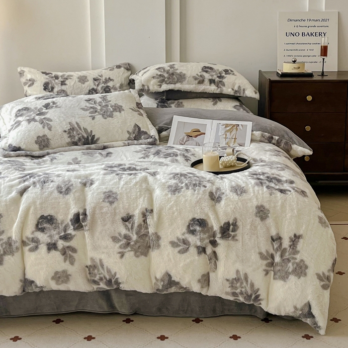 91家纺网 家纺一手货源 找家纺 梦纤绒 2025新款亲肤舒适兔毛印花牛奶绒保暖四件套一美拉德系 灰色树叶