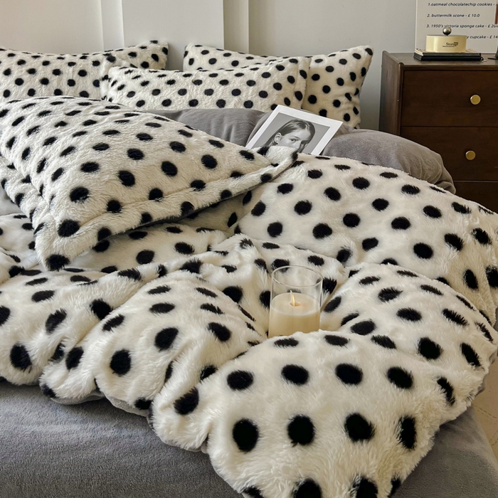 91家纺网 家纺一手货源 找家纺 梦纤绒 2025新款亲肤舒适兔毛印花牛奶绒保暖四件套一美拉德系 圆点黑