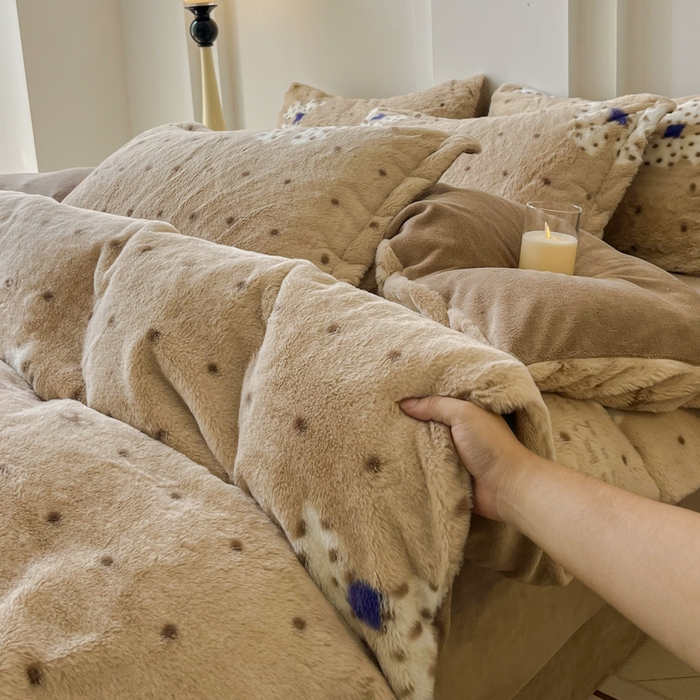 91家纺网 家纺一手货源 找家纺 梦纤绒 2025新款亲肤舒适兔毛印花牛奶绒保暖四件套一美拉德系 驼色底蝴蝶结