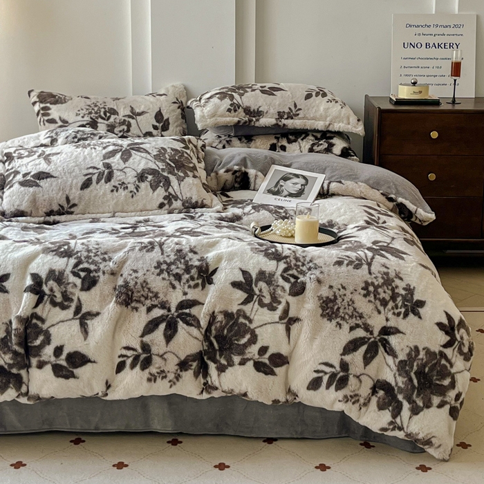 91家纺网 家纺一手货源 找家纺 梦纤绒 2025新款亲肤舒适兔毛印花牛奶绒保暖四件套一美拉德系 灰色树枝