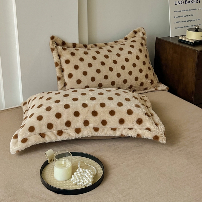 91家纺网 家纺一手货源 找家纺 梦纤绒 2025新款亲肤舒适兔毛印花牛奶绒保暖四件套一美拉德系 圆点棕