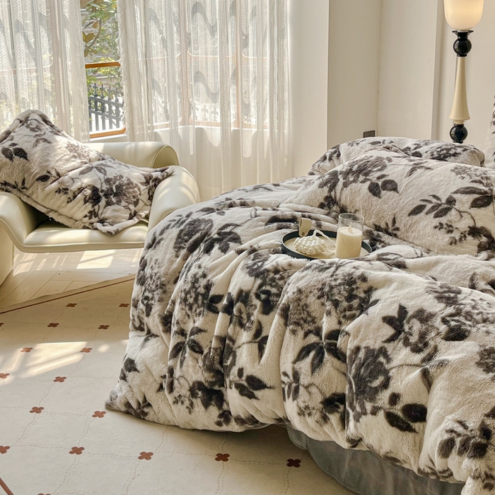 91家纺网 家纺一手货源 找家纺 梦纤绒 2025新款亲肤舒适兔毛印花牛奶绒保暖四件套一美拉德系 灰色树枝