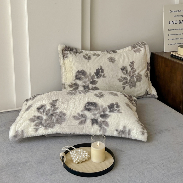 91家纺网 家纺一手货源 找家纺 梦纤绒 2025新款亲肤舒适兔毛印花牛奶绒保暖四件套一美拉德系 灰色树叶