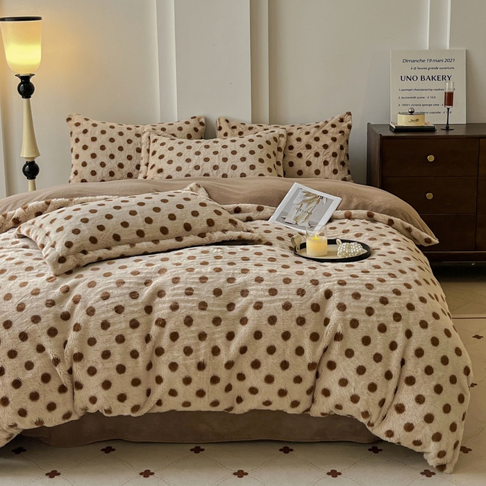 91家纺网 家纺一手货源 找家纺 梦纤绒 2025新款亲肤舒适兔毛印花牛奶绒保暖四件套一美拉德系 圆点棕
