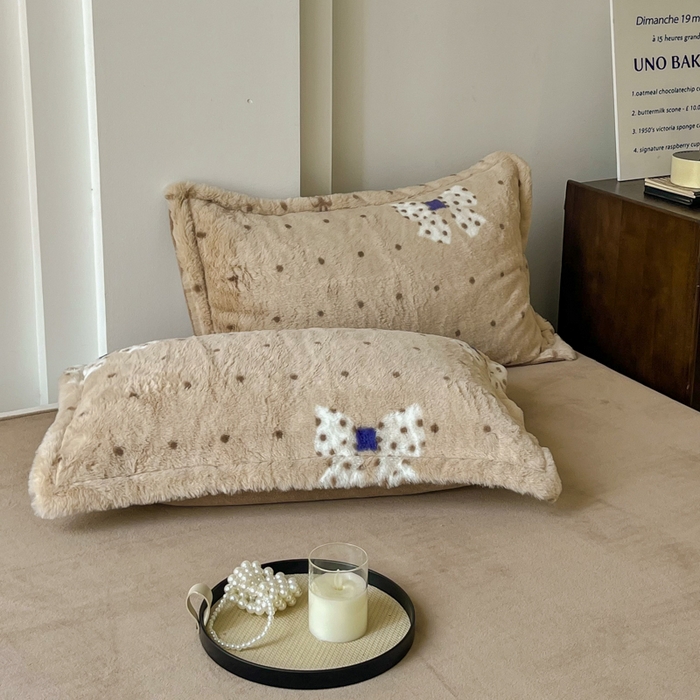 91家纺网 家纺一手货源 找家纺 梦纤绒 2025新款亲肤舒适兔毛印花牛奶绒保暖四件套一美拉德系 驼色底蝴蝶结