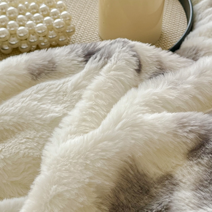 91家纺网 家纺一手货源 找家纺 梦纤绒 2025新款亲肤舒适兔毛印花牛奶绒保暖四件套一美拉德系 灰色树叶