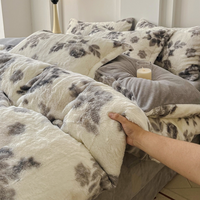 91家纺网 家纺一手货源 找家纺 梦纤绒 2025新款亲肤舒适兔毛印花牛奶绒保暖四件套一美拉德系 灰色树叶