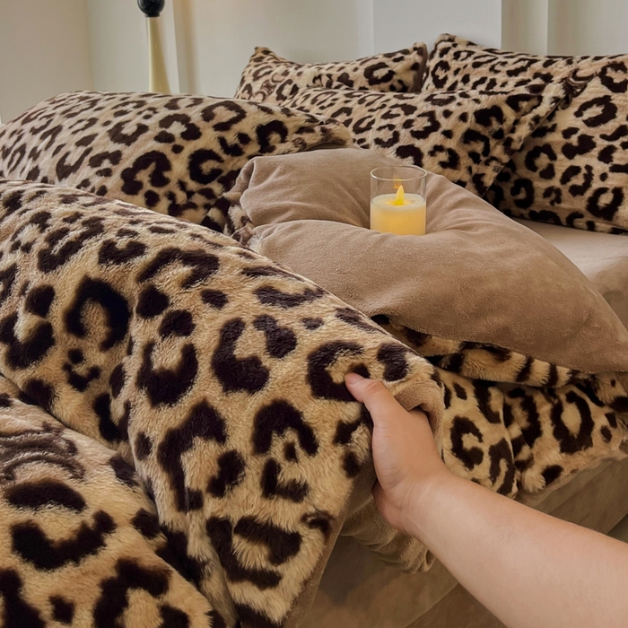 91家纺网 家纺一手货源 找家纺 梦纤绒 2025新款亲肤舒适兔毛印花牛奶绒保暖四件套一美拉德系 咖啡豹圈