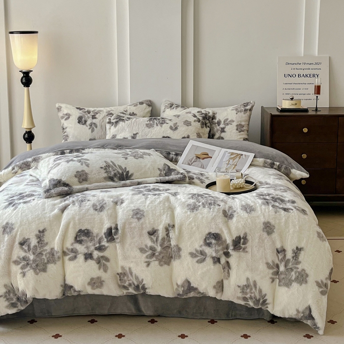 91家纺网 家纺一手货源 找家纺 梦纤绒 2025新款亲肤舒适兔毛印花牛奶绒保暖四件套一美拉德系 灰色树叶