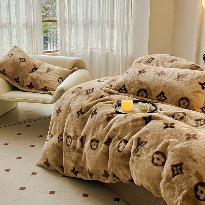 91家纺网 家纺一手货源 找家纺 梦纤绒 2025新款亲肤舒适兔毛印花牛奶绒保暖四件套一美拉德系 咖啡小花