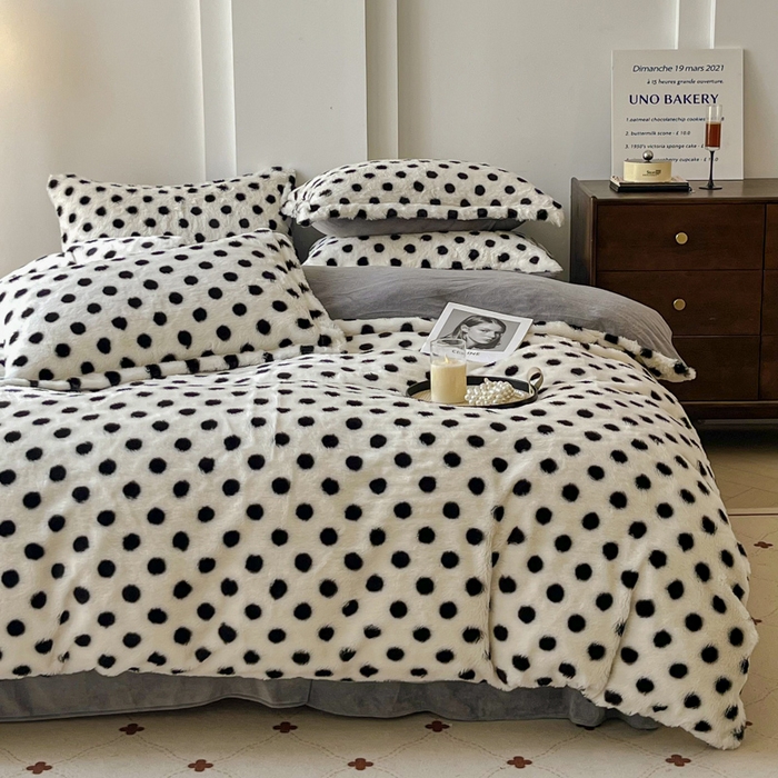 91家纺网 家纺一手货源 找家纺 梦纤绒 2025新款亲肤舒适兔毛印花牛奶绒保暖四件套一美拉德系 圆点黑