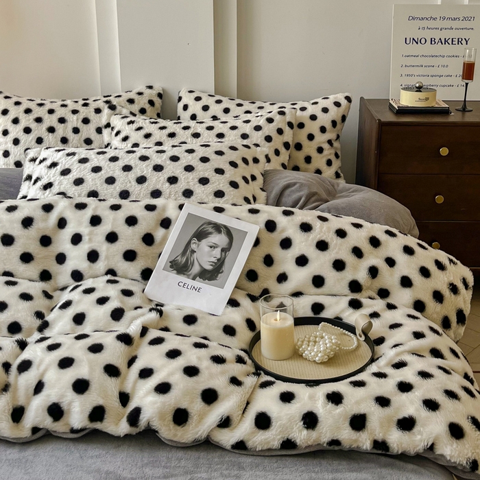 91家纺网 家纺一手货源 找家纺 梦纤绒 2025新款亲肤舒适兔毛印花牛奶绒保暖四件套一美拉德系 圆点黑