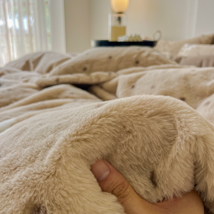 91家纺网 家纺一手货源 找家纺 梦纤绒 2025新款亲肤舒适兔毛印花牛奶绒保暖四件套一美拉德系 驼色底蝴蝶结