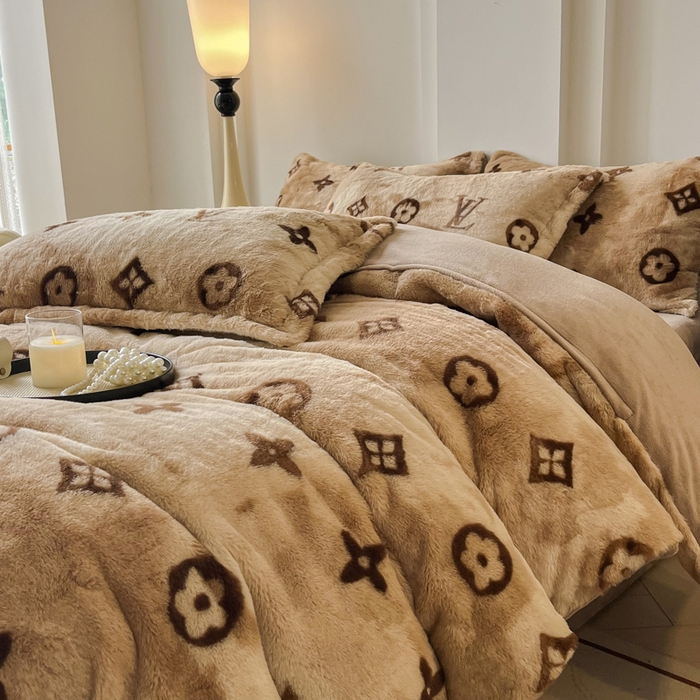 91家纺网 家纺一手货源 找家纺 梦纤绒 2025新款亲肤舒适兔毛印花牛奶绒保暖四件套一美拉德系 咖啡小花