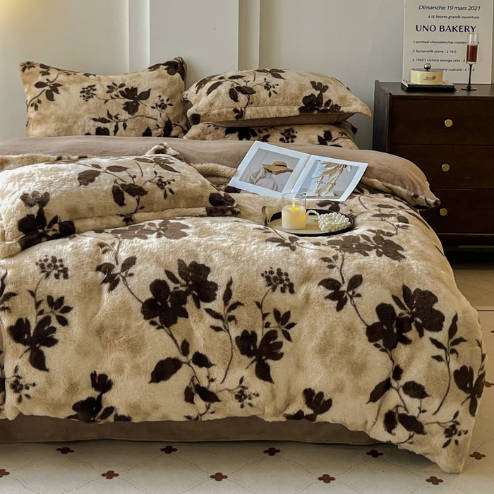 91家纺网 家纺一手货源 找家纺 梦纤绒 2025新款亲肤舒适兔毛印花牛奶绒保暖四件套一美拉德系 咖啡大花朵