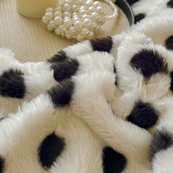 91家纺网 家纺一手货源 找家纺 梦纤绒 2025新款亲肤舒适兔毛印花牛奶绒保暖四件套一美拉德系 圆点黑