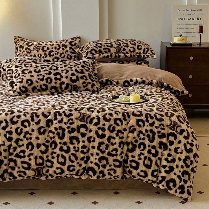 91家纺网 家纺一手货源 找家纺 梦纤绒 2025新款亲肤舒适兔毛印花牛奶绒保暖四件套一美拉德系 咖啡豹圈