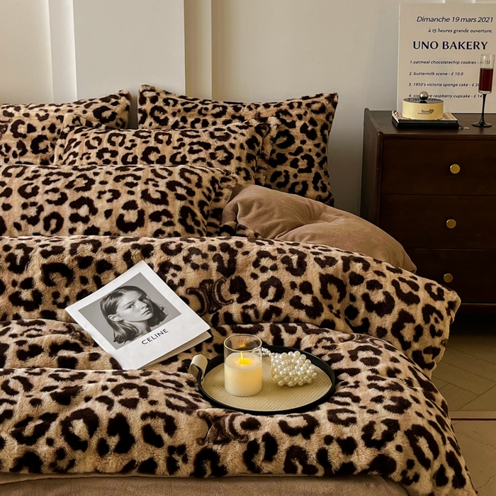 91家纺网 家纺一手货源 找家纺 梦纤绒 2025新款亲肤舒适兔毛印花牛奶绒保暖四件套一美拉德系 咖啡豹圈