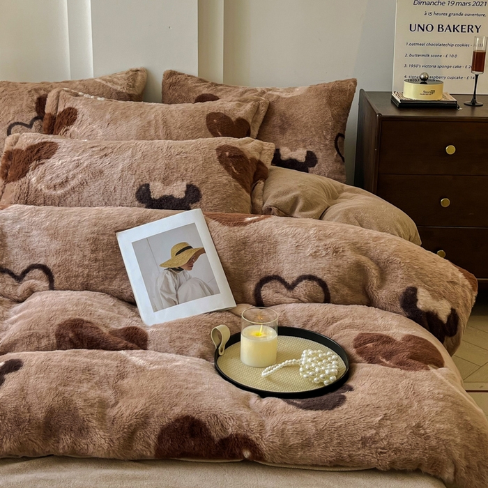 91家纺网 家纺一手货源 找家纺 梦纤绒 2025新款亲肤舒适兔毛印花牛奶绒保暖四件套一美拉德系 咖啡爱心
