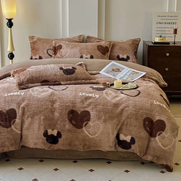 91家纺网 家纺一手货源 找家纺 梦纤绒 2025新款亲肤舒适兔毛印花牛奶绒保暖四件套一美拉德系 咖啡爱心