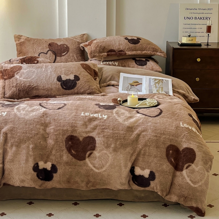 91家纺网 家纺一手货源 找家纺 梦纤绒 2025新款亲肤舒适兔毛印花牛奶绒保暖四件套一美拉德系 咖啡爱心