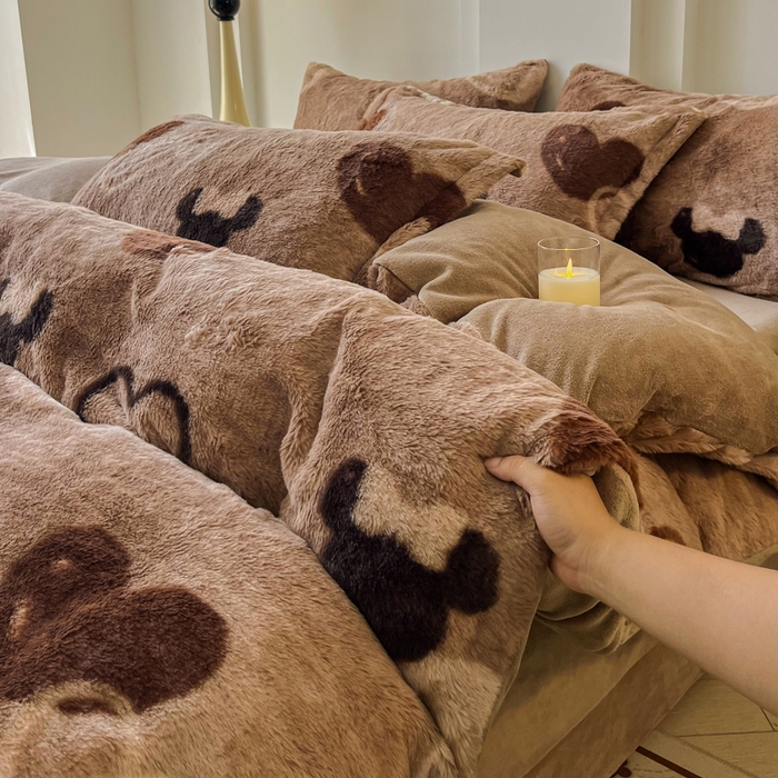 91家纺网 家纺一手货源 找家纺 梦纤绒 2025新款亲肤舒适兔毛印花牛奶绒保暖四件套一美拉德系 咖啡爱心