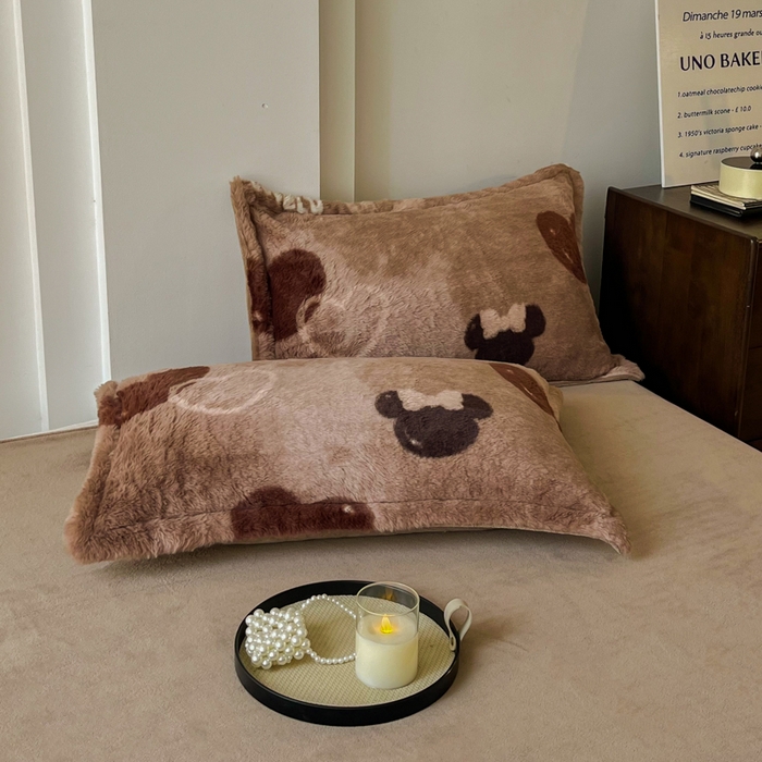 91家纺网 家纺一手货源 找家纺 梦纤绒 2025新款亲肤舒适兔毛印花牛奶绒保暖四件套一美拉德系 咖啡爱心