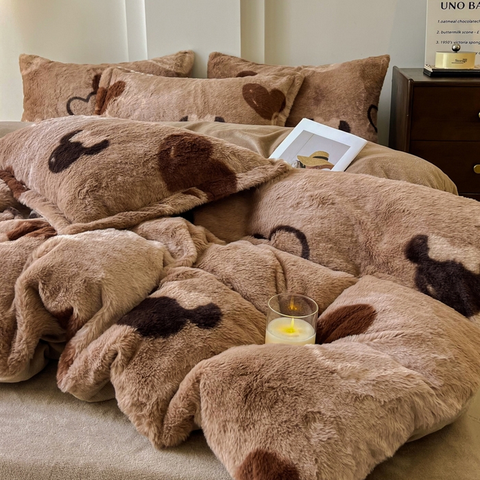 91家纺网 家纺一手货源 找家纺 梦纤绒 2025新款亲肤舒适兔毛印花牛奶绒保暖四件套一美拉德系 咖啡爱心