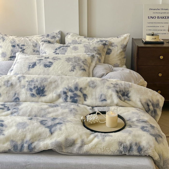 91家纺网 家纺一手货源 找家纺 梦纤绒 2025新款亲肤舒适兔毛印花牛奶绒保暖四件套一美拉德系 蓝色树叶