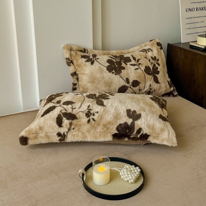 91家纺网 家纺一手货源 找家纺 梦纤绒 2025新款亲肤舒适兔毛印花牛奶绒保暖四件套一美拉德系 咖啡大花朵