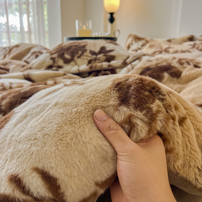 91家纺网 家纺一手货源 找家纺 梦纤绒 2025新款亲肤舒适兔毛印花牛奶绒保暖四件套一美拉德系 咖啡树枝