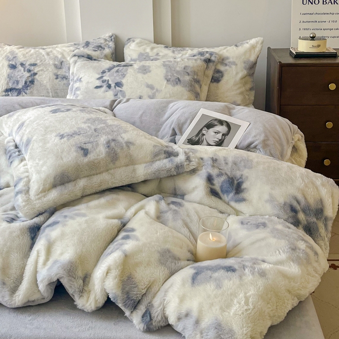 91家纺网 家纺一手货源 找家纺 梦纤绒 2025新款亲肤舒适兔毛印花牛奶绒保暖四件套一美拉德系 蓝色树叶