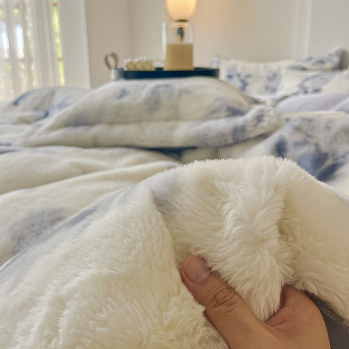 91家纺网 家纺一手货源 找家纺 梦纤绒 2025新款亲肤舒适兔毛印花牛奶绒保暖四件套一美拉德系 蓝色树叶