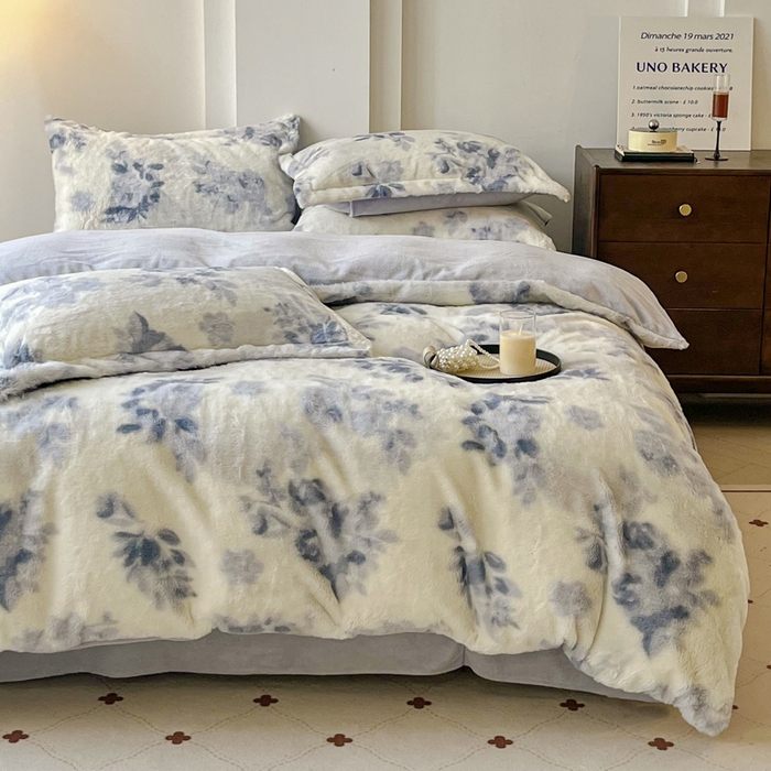 91家纺网 家纺一手货源 找家纺 梦纤绒 2025新款亲肤舒适兔毛印花牛奶绒保暖四件套一美拉德系 蓝色树叶